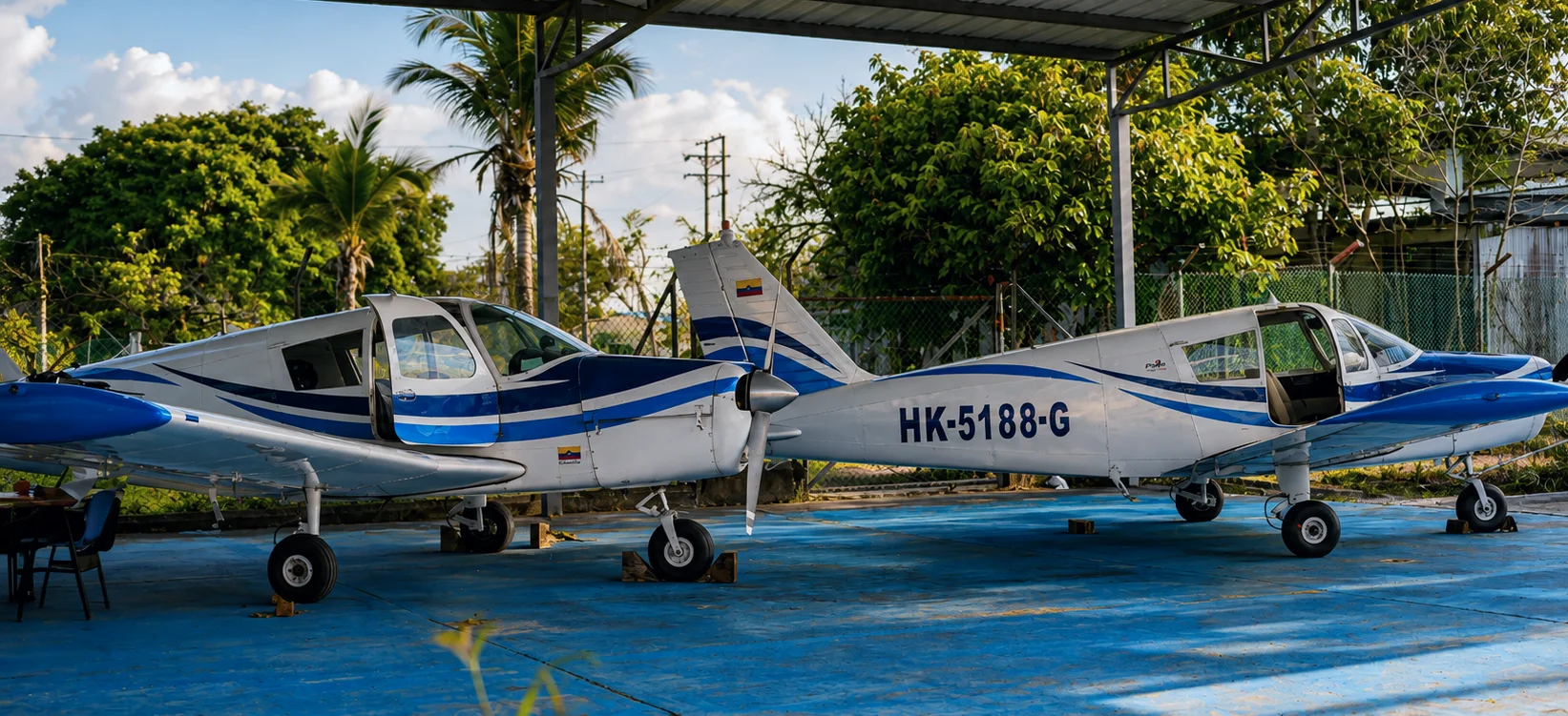 Las dos aeronaves de la flota de Horizonte en el hangar de Florencia