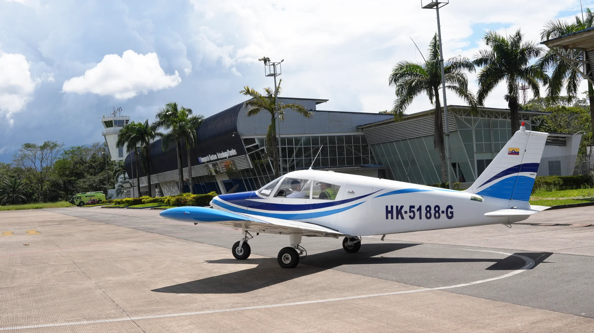 Piper HK-5188-G frente al aeropuerto de Florencia