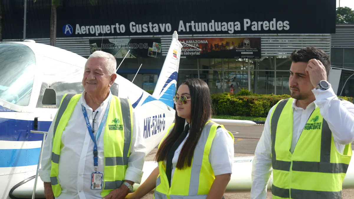 Grupo de la academia junto a una aeronave y al letrero del Aeropuerto Gustavo Artunduaga Paredes en Florencia