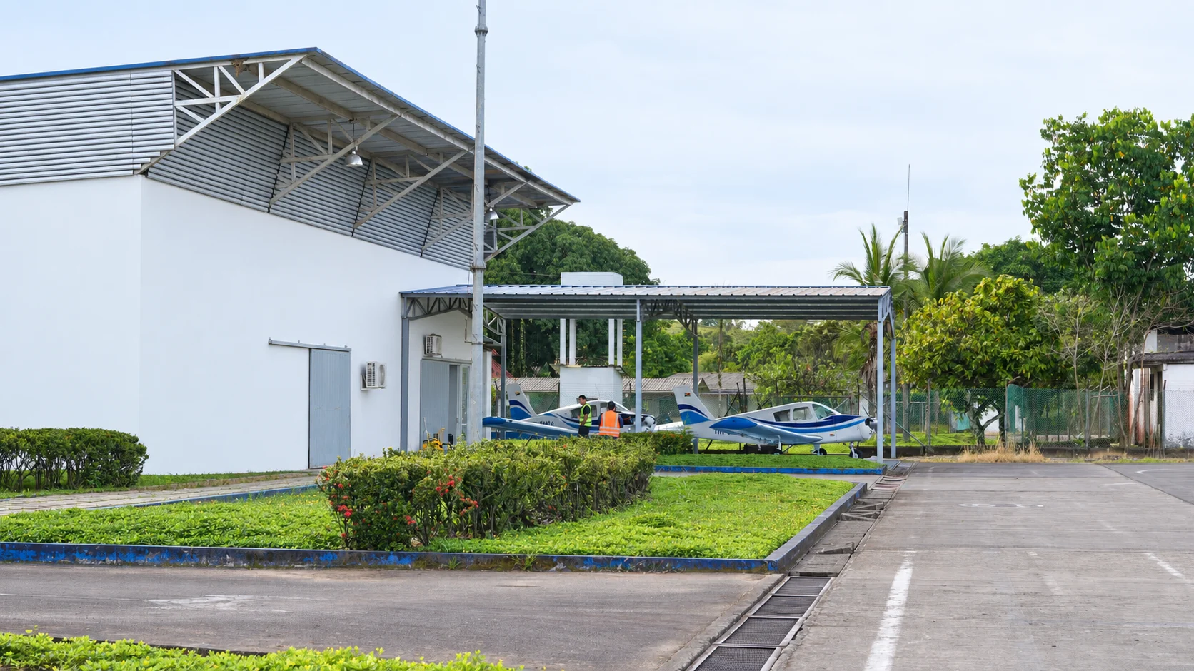 Vista exterior de la sede, sus zonas verdes y el acceso al hangar
