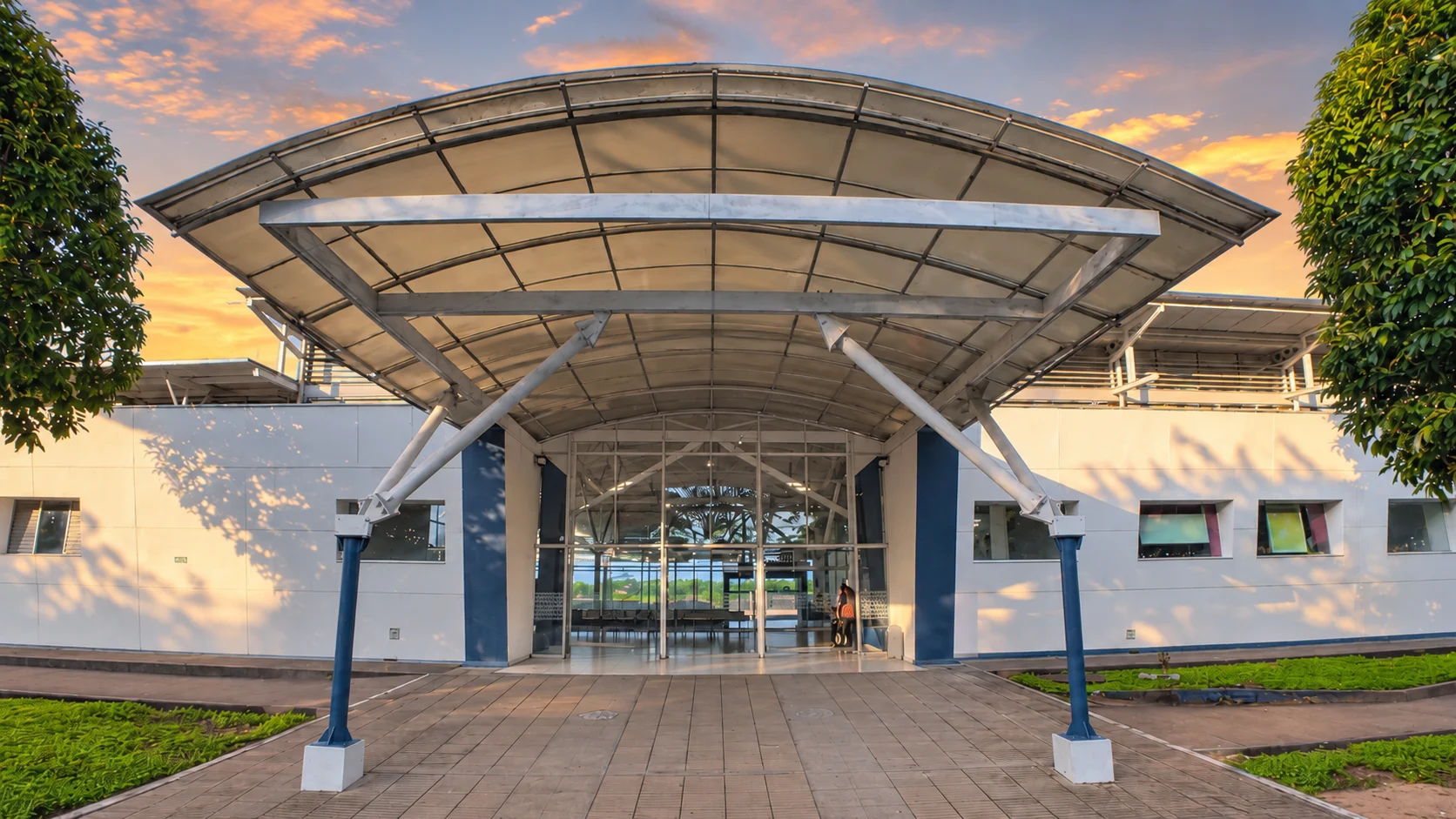 Entrada principal de la terminal del Aeropuerto Gustavo Artunduaga Paredes