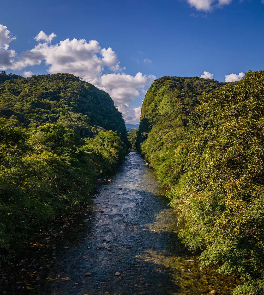 Río entre montañas cubiertas de vegetación en el Portal del Fragüita, Caquetá